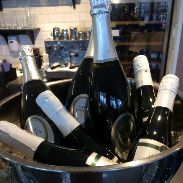 IMG_0595 Kuvituskuva skumppapullot