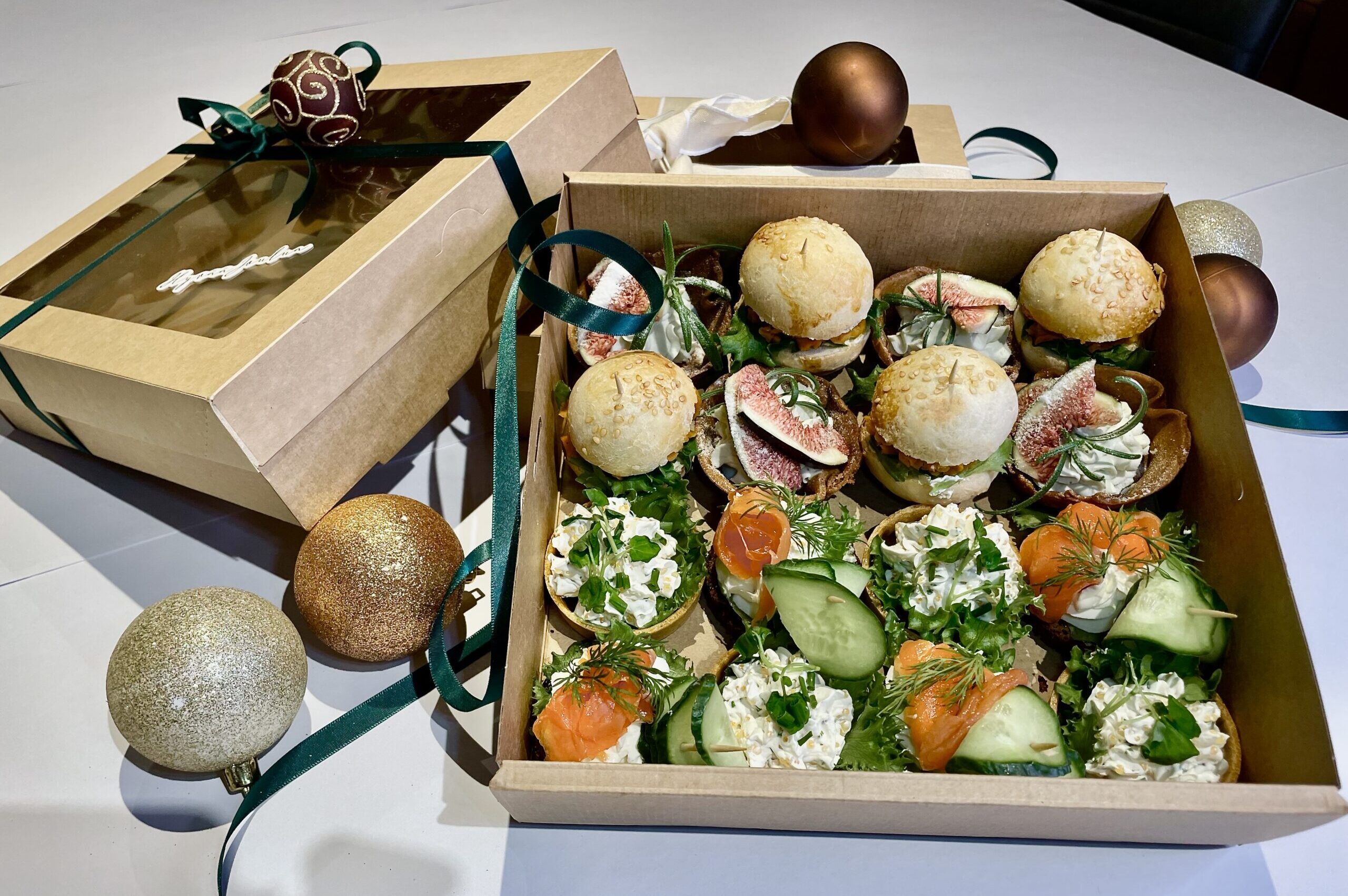 CHRISTMAS COCKTAIL PARTY BOX