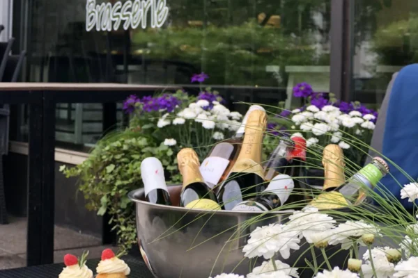 HofS kuvituskuva, jossa skumppa ja kukkia sekä ravintola edestä kuvattuna